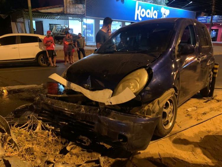 Policía muere tras chocar su vehículo sobre la Transchaco