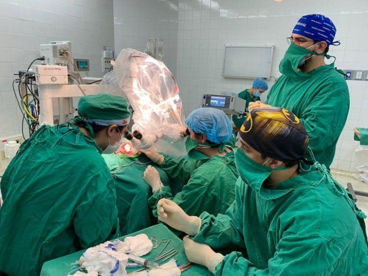 Nia de 3 aos recuperar capacidad auditiva tras implante coclear