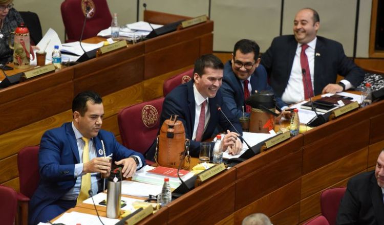 Abdo tiene 12 das para decidir si viola la Constitucin o rechaza autoblindaje