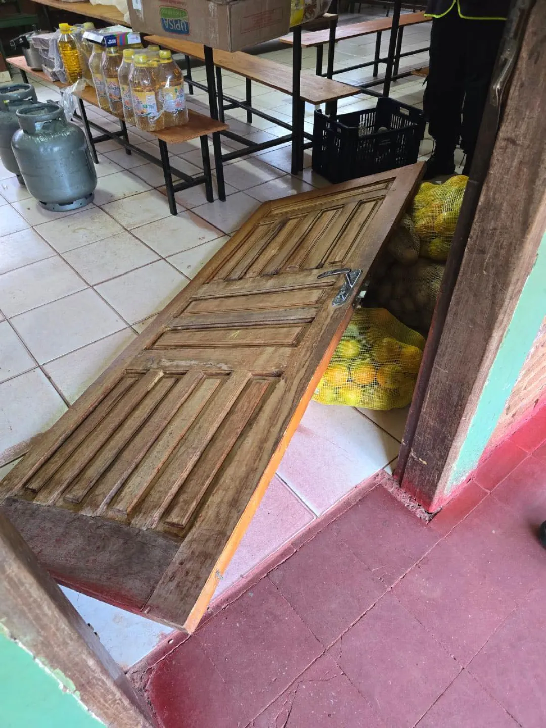 PJC: Delincuentes derriban puerta de la cocina de una escuela y hurtan mercaderías