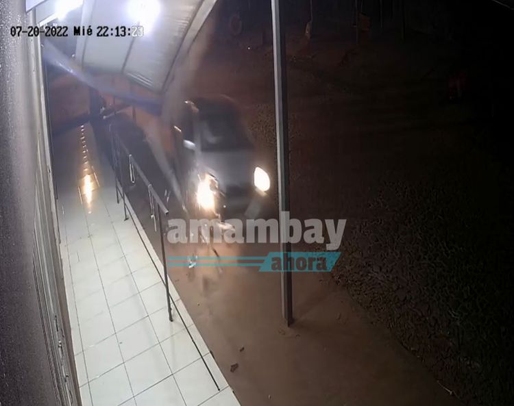 Choque derivó en el derribo de la terraza de un local comercial