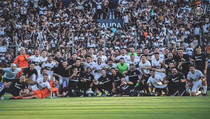 La cargada de Olimpia en el vestuario visitante
