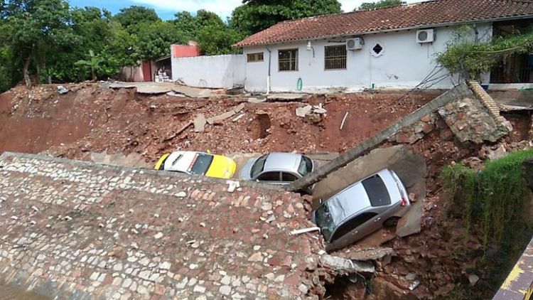 Raudales arrasaron con vehculos, casas y puentes durante temporal