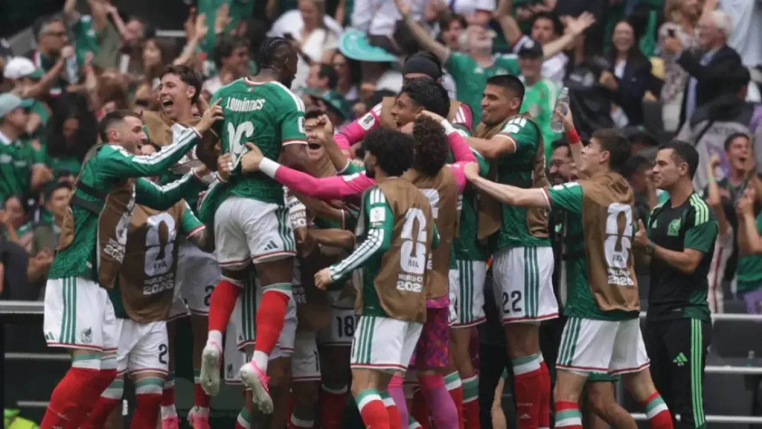 México vence a Sudáfrica en una jornada inaugural marcada por tres expulsiones