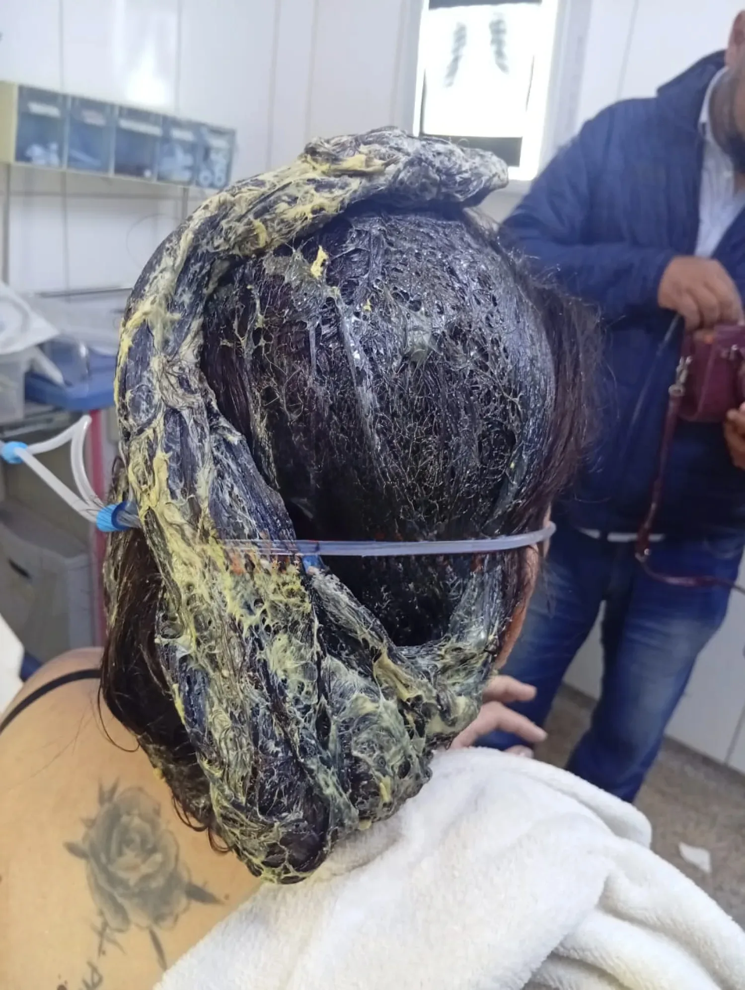 Un peluquero golpea y arroja cola de zapatero a su concubina en Pedro Juan Caballero