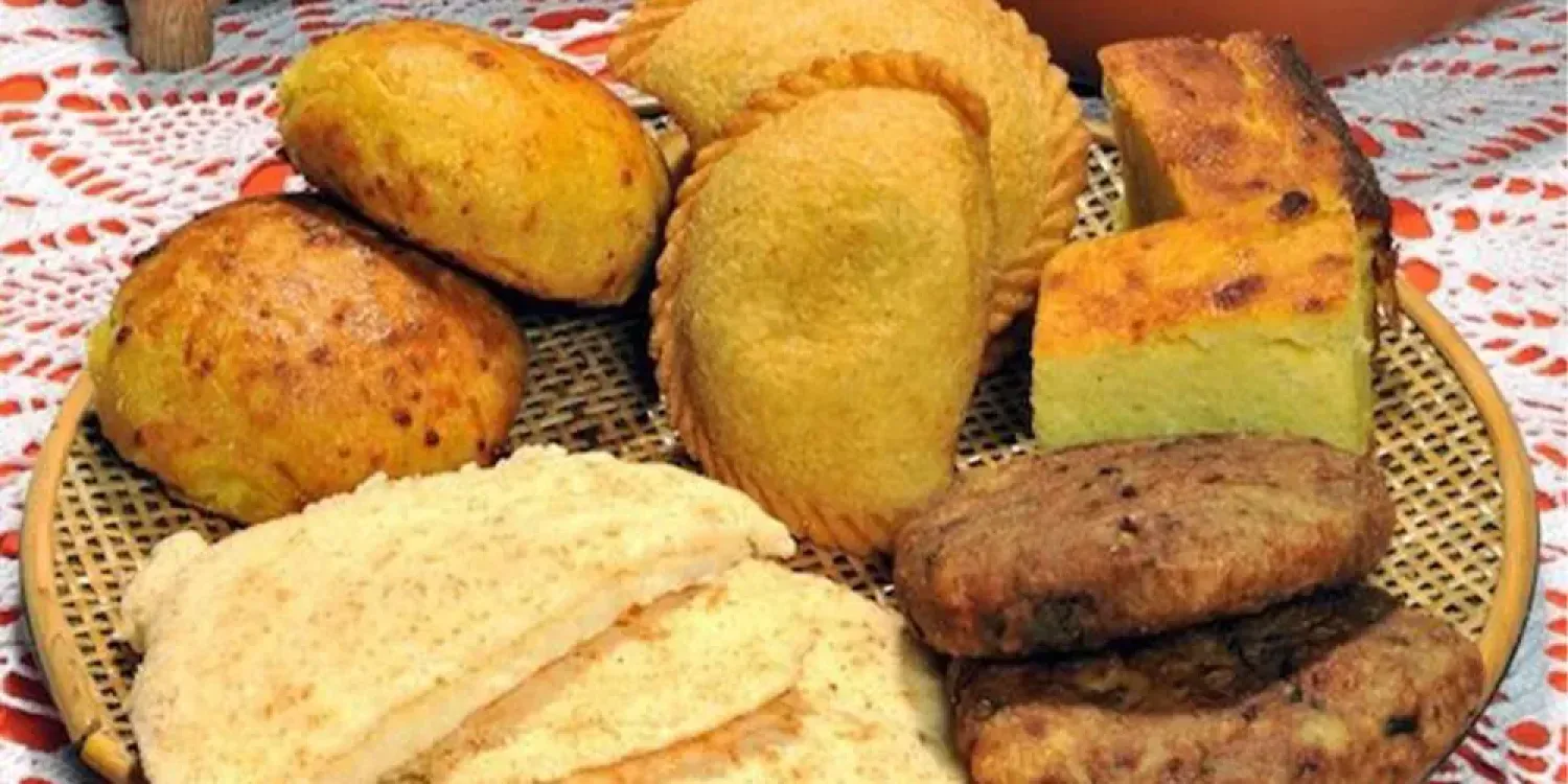 Vecinos organizan venta de comidas típicas para mejorar una plaza