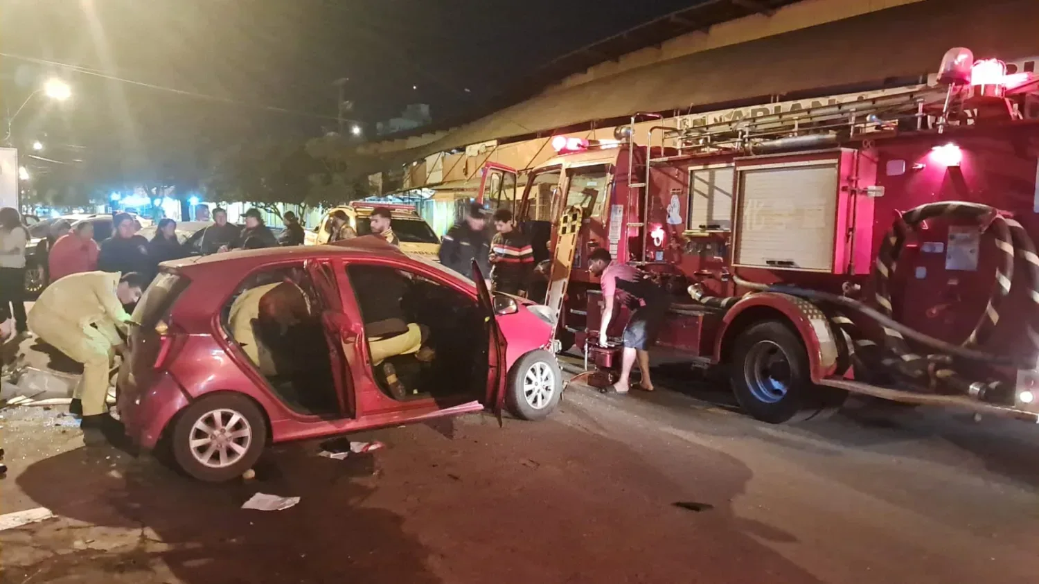Tres jóvenes resultan heridas tras chocar contra una columna de la ANDE en Pedro Juan Caballero