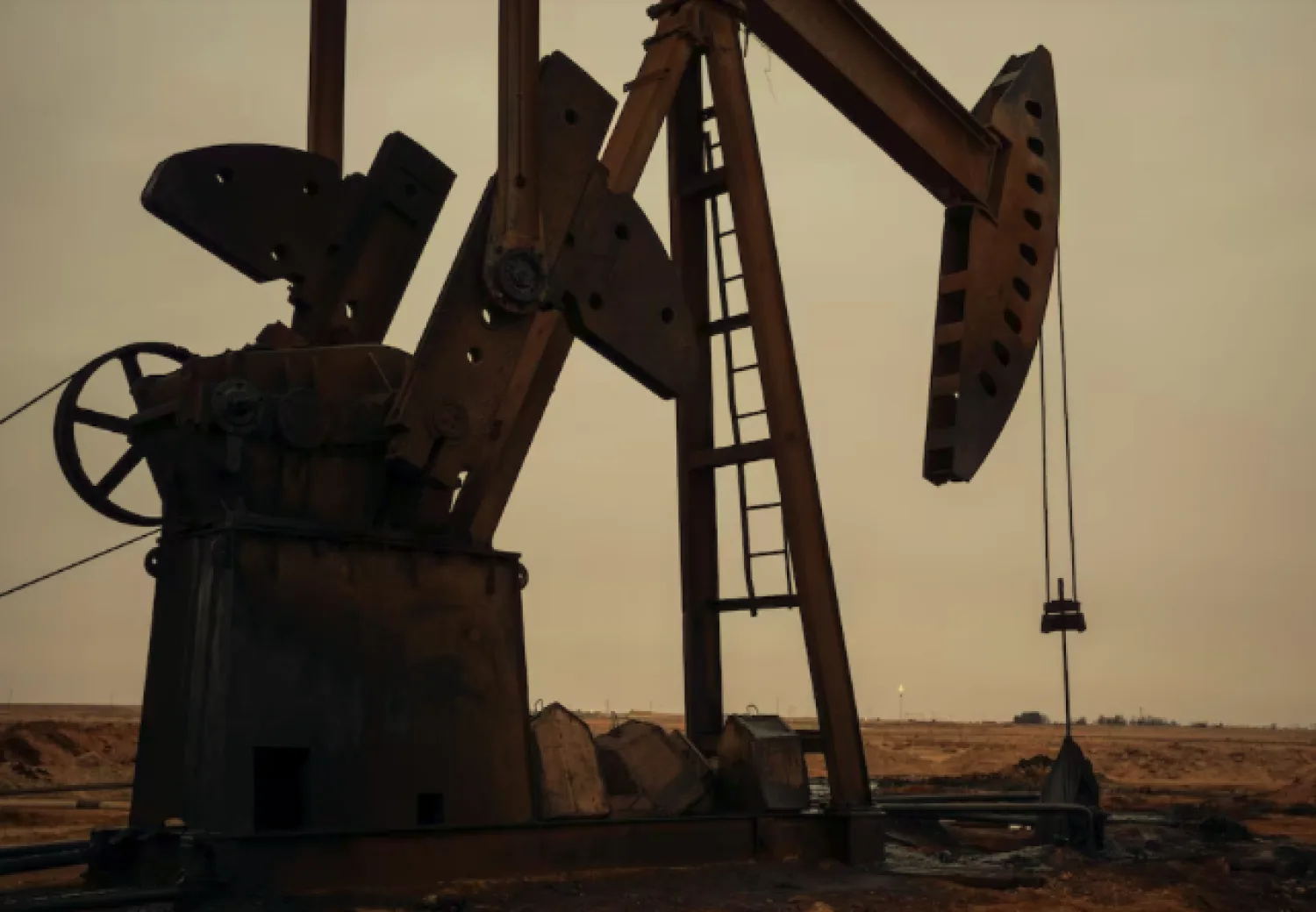El petróleo bajó de los 80 dólares mientras los mercados esperan detalles del pacto entre Estados Unidos e Irán