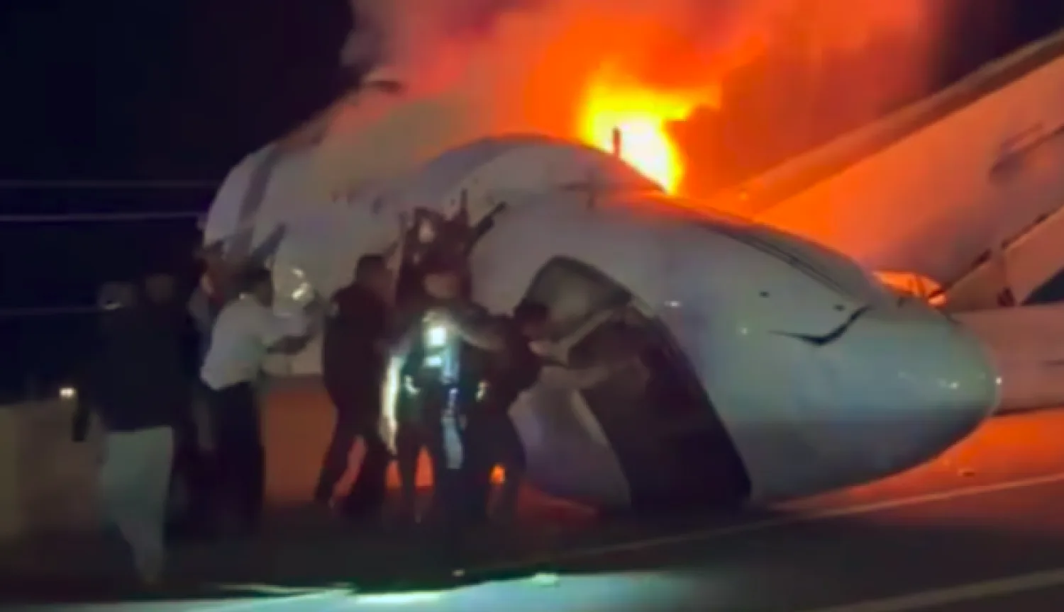 Un jet privado se estrella en una autopista de Texas: un muerto y cinco sobrevivientes