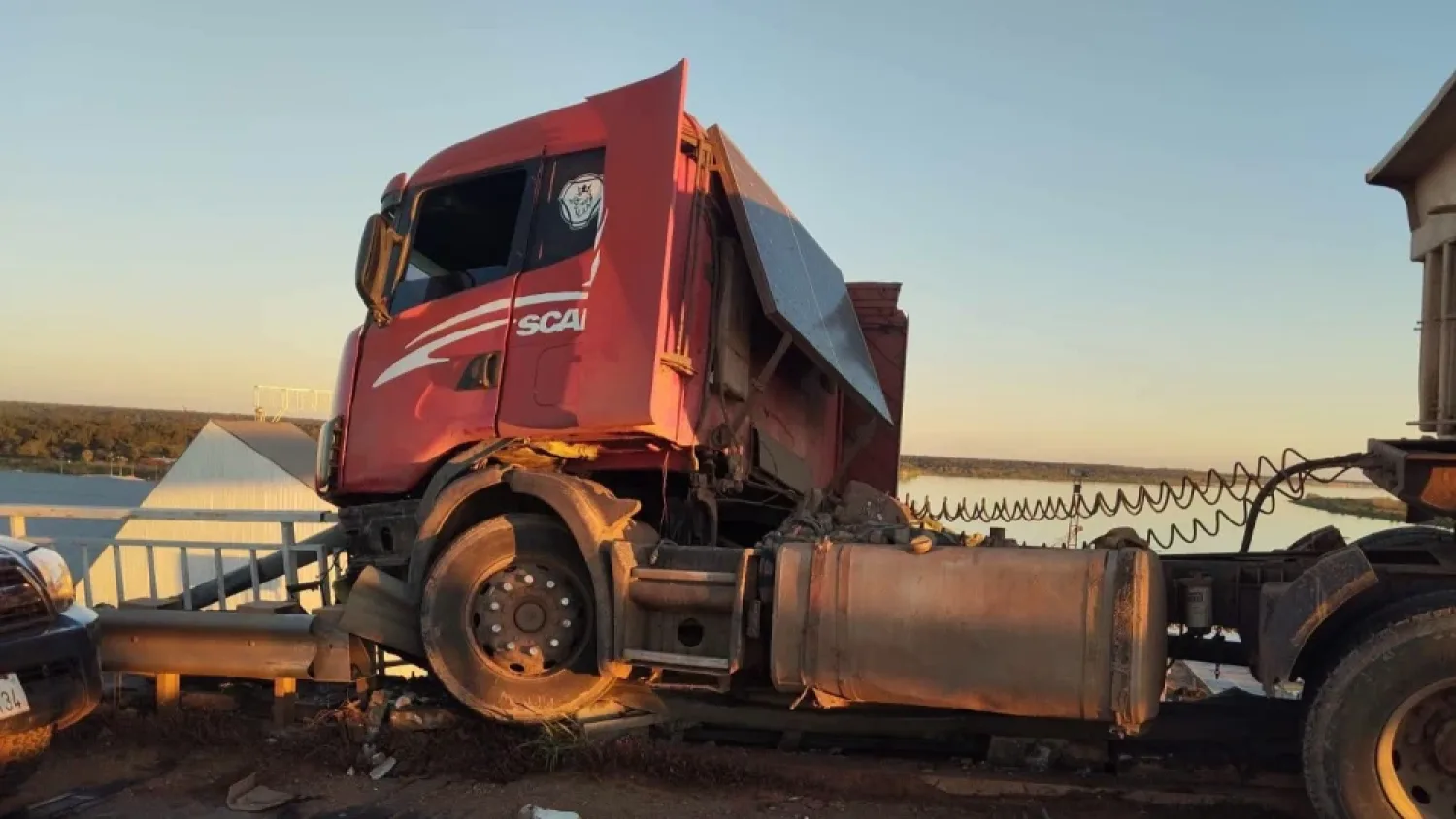 Camión de gran porte queda al borde de caer al río Paraguay en el puente Nanawa en Concepción