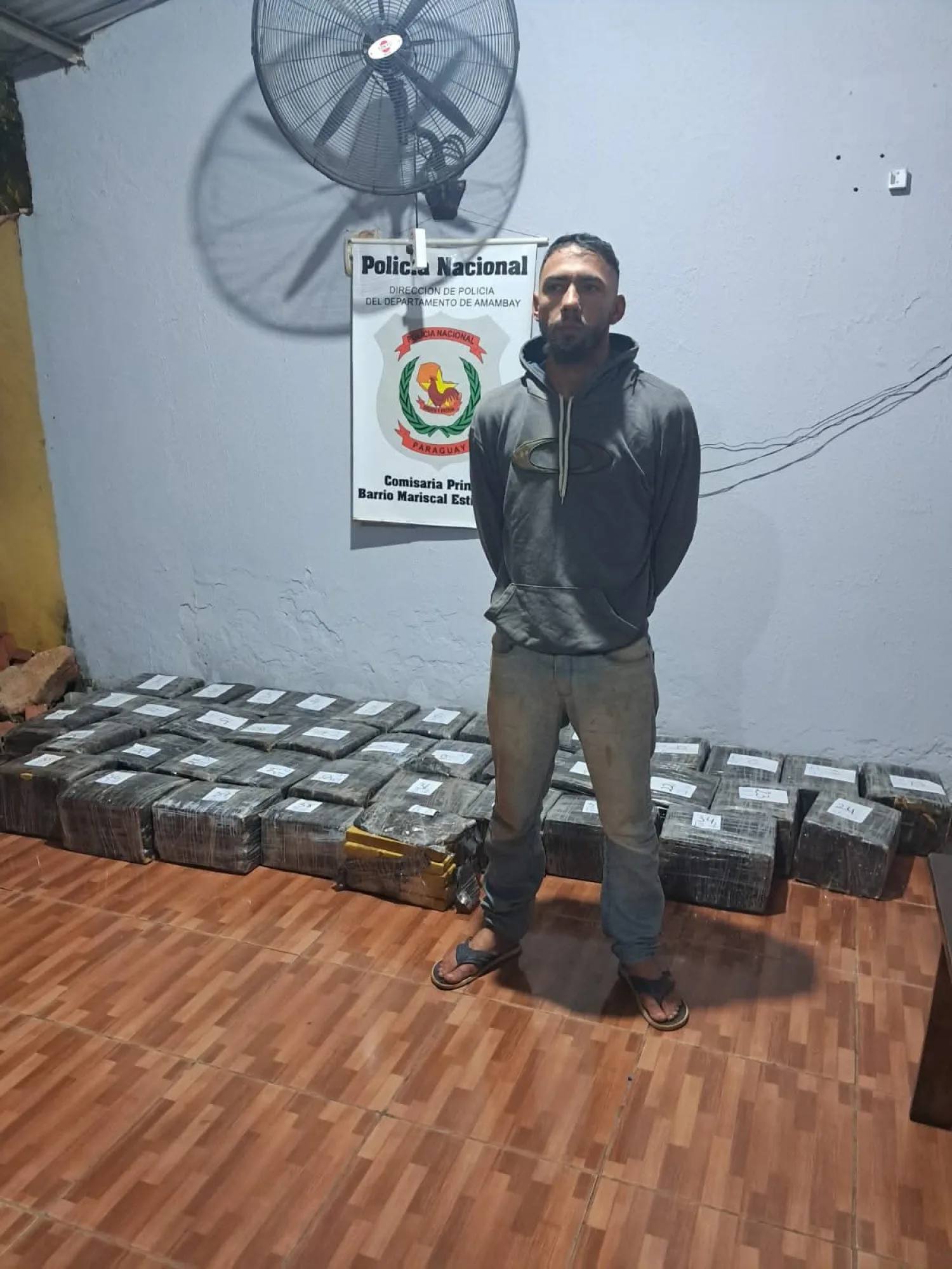 Detienen a hombre con tobillera electrónica de Brasil y media tonelada de droga en PJC