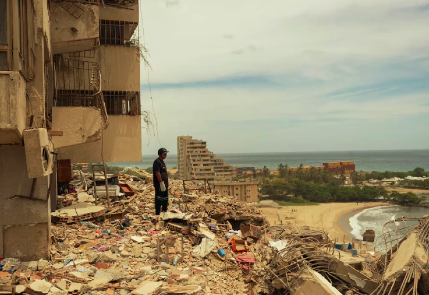 A cinco días de los devastadores terremotos, los rescatistas trabajan a contrarreloj para hallar sobrevivientes entre los escombros en Venezuela