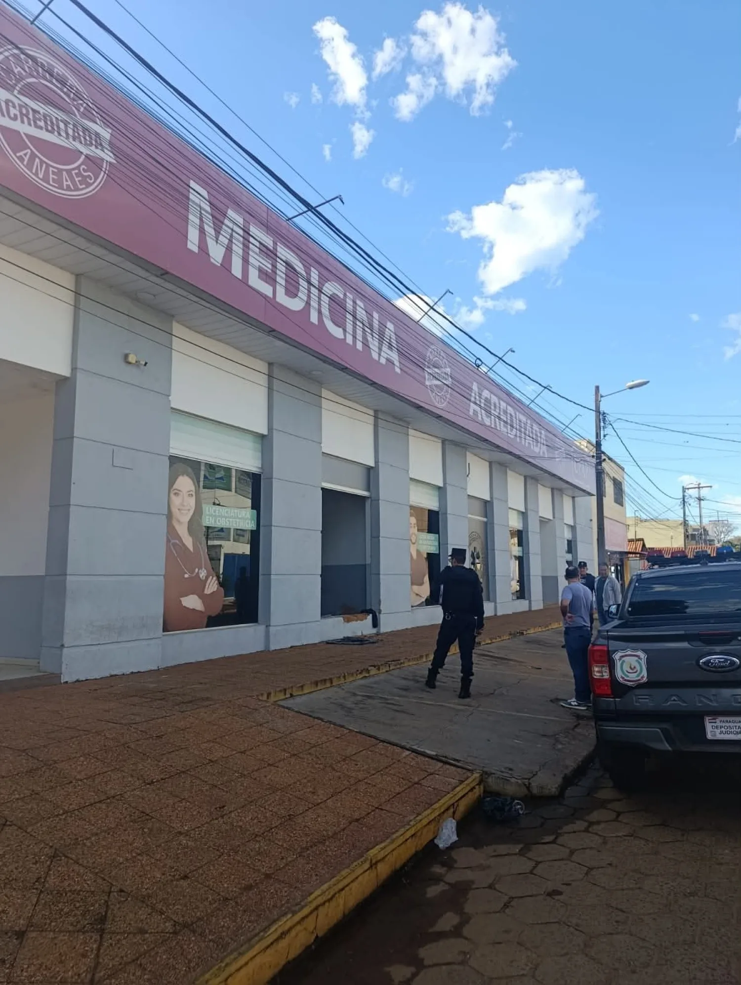 Un vehículo causó daños materiales tras chocar contra el local de la universidad UPAP en PJC