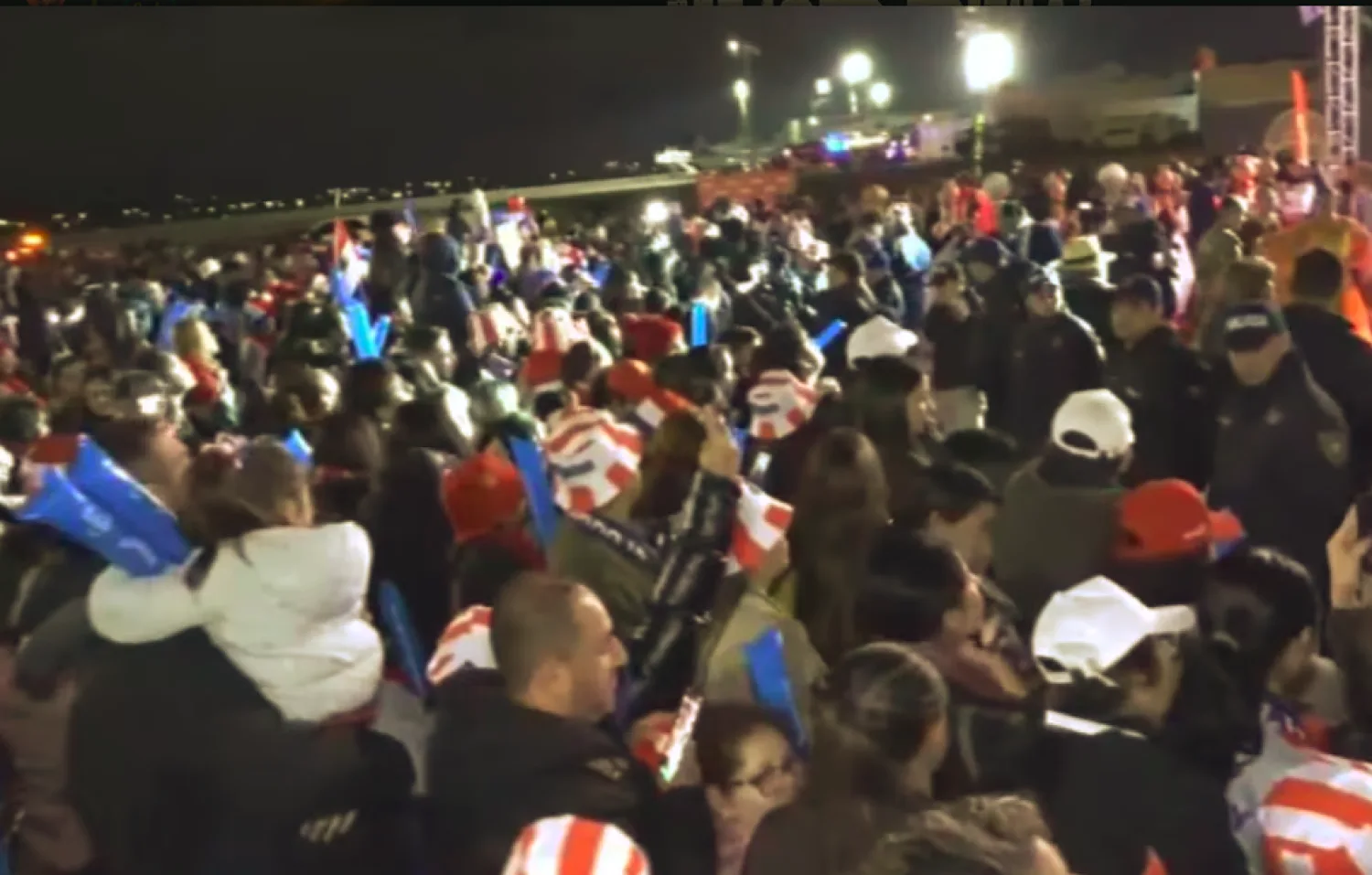 Una multitud en el aeropuerto para recibir a la Albirroja