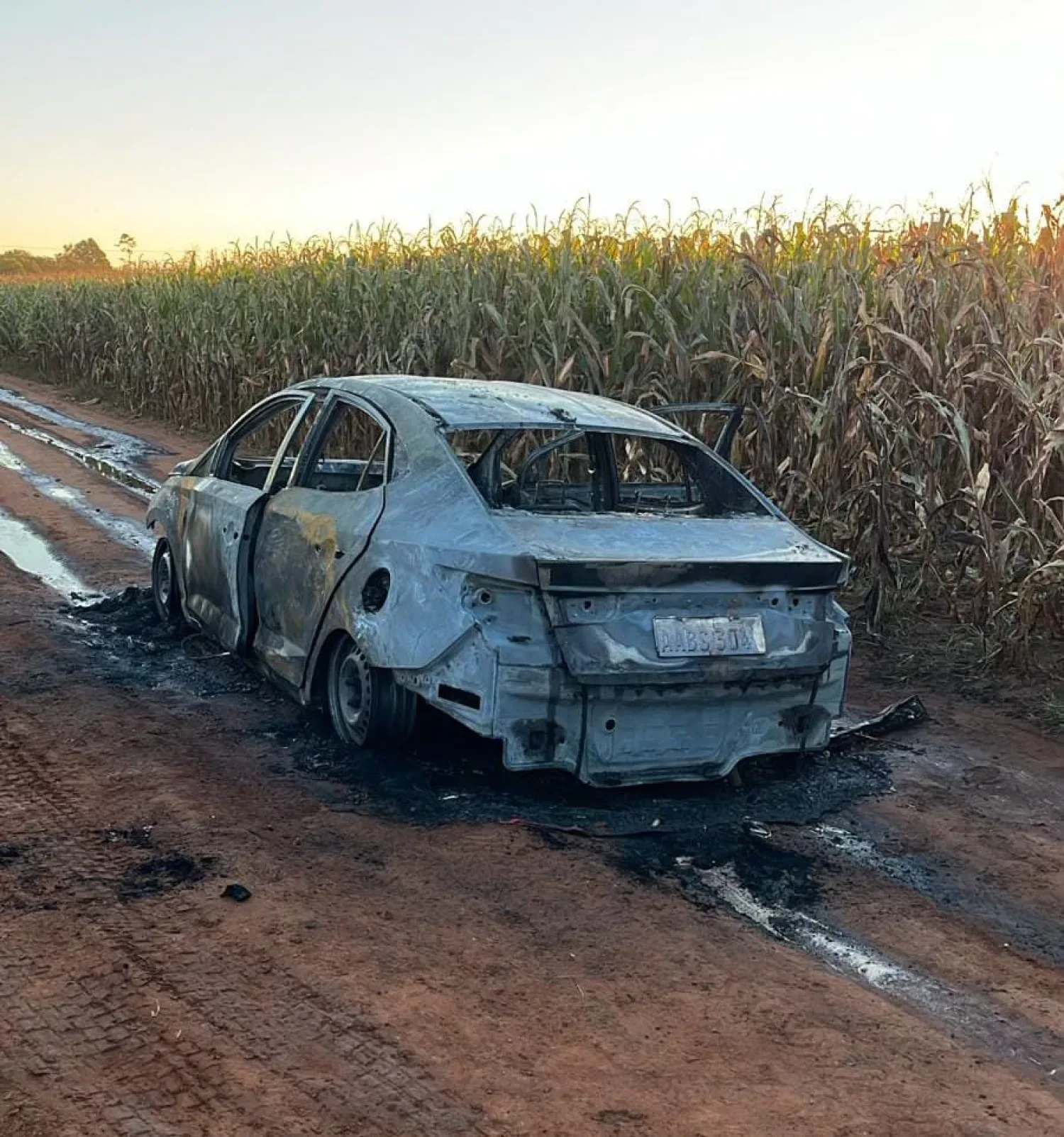 Encuentran un automóvil quemado en Zanja Pytã tras sicariato en Ponta Porã