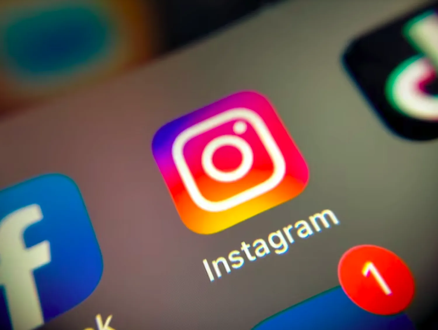 Comisión Europea acusa a Instagram y Facebook de tener un diseño adictivo