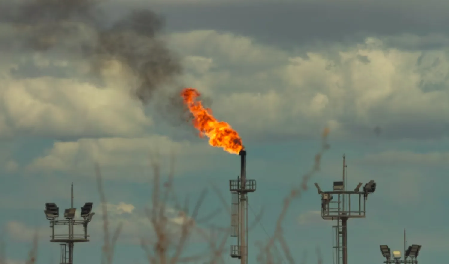 El petróleo sube más de 4% tras la reanudación de los ataques entre EEUU e Irán y la amenaza de cierre del estrecho de Ormuz