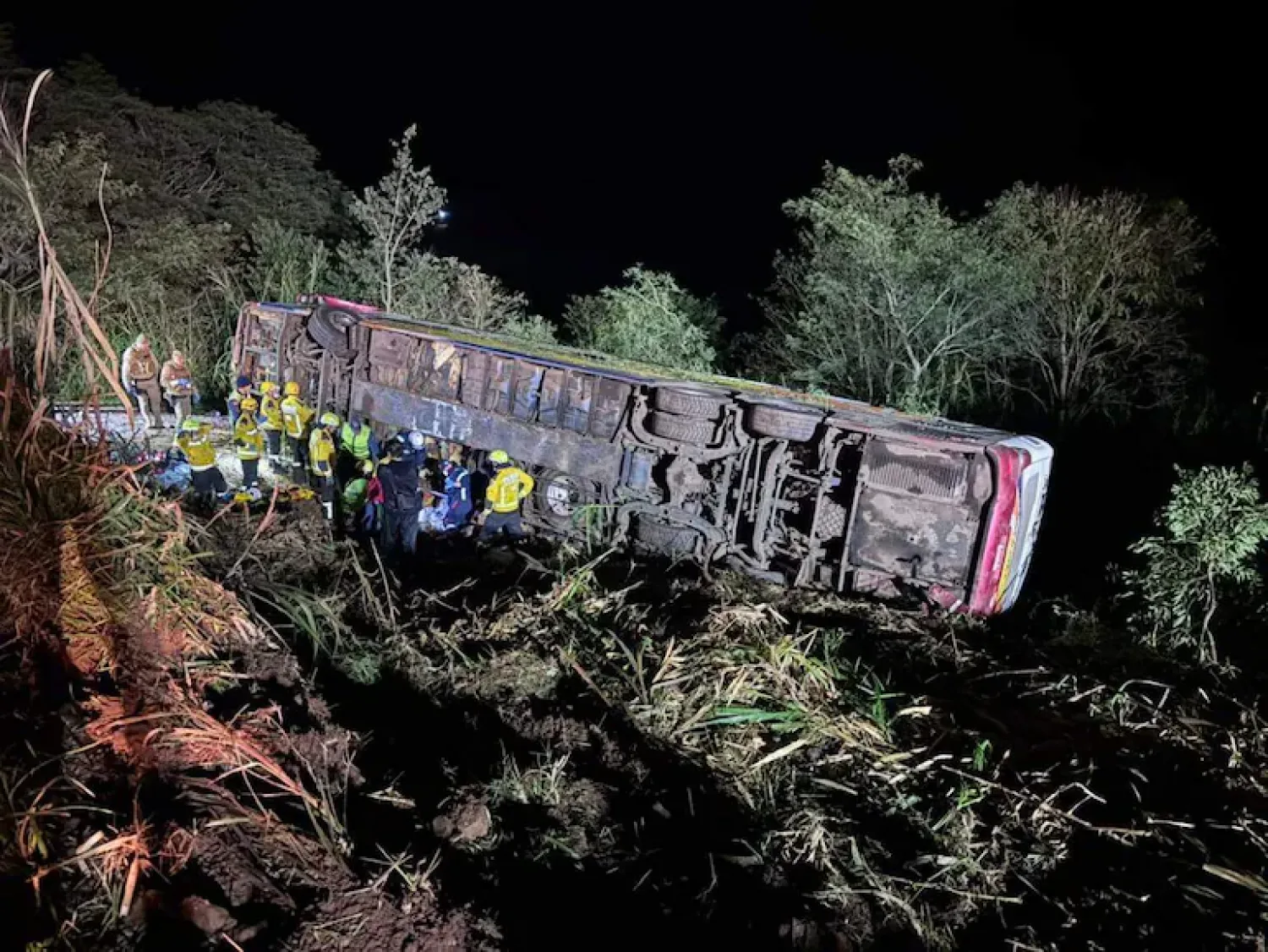 Tragedia en Brasil: tres muertos al volcar un bus paraguayo