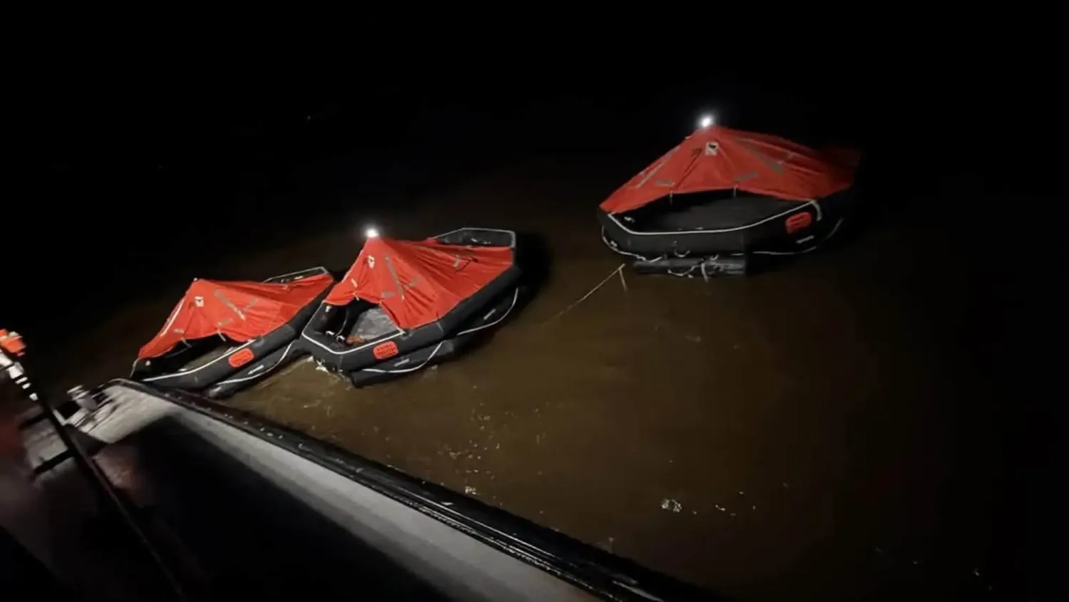Al menos 53 personas rescatadas del agua tras naufragio de ferry en Guyana