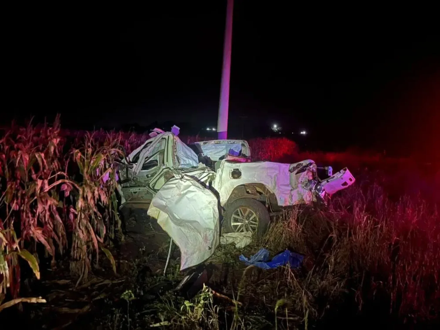 Conductor de camioneta muere tras volcar con casi 2 toneladas de droga en ruta Brasileña.