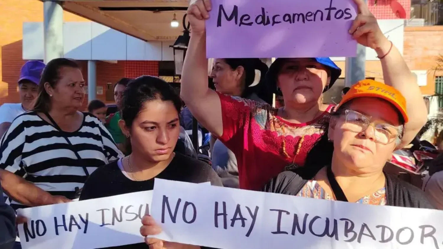 "Tuvimos que sortear cadenillas de oro para pagar la atención médica de mi hija": cómo el sistema de salud en Paraguay lleva a los pacientes a endeudarse