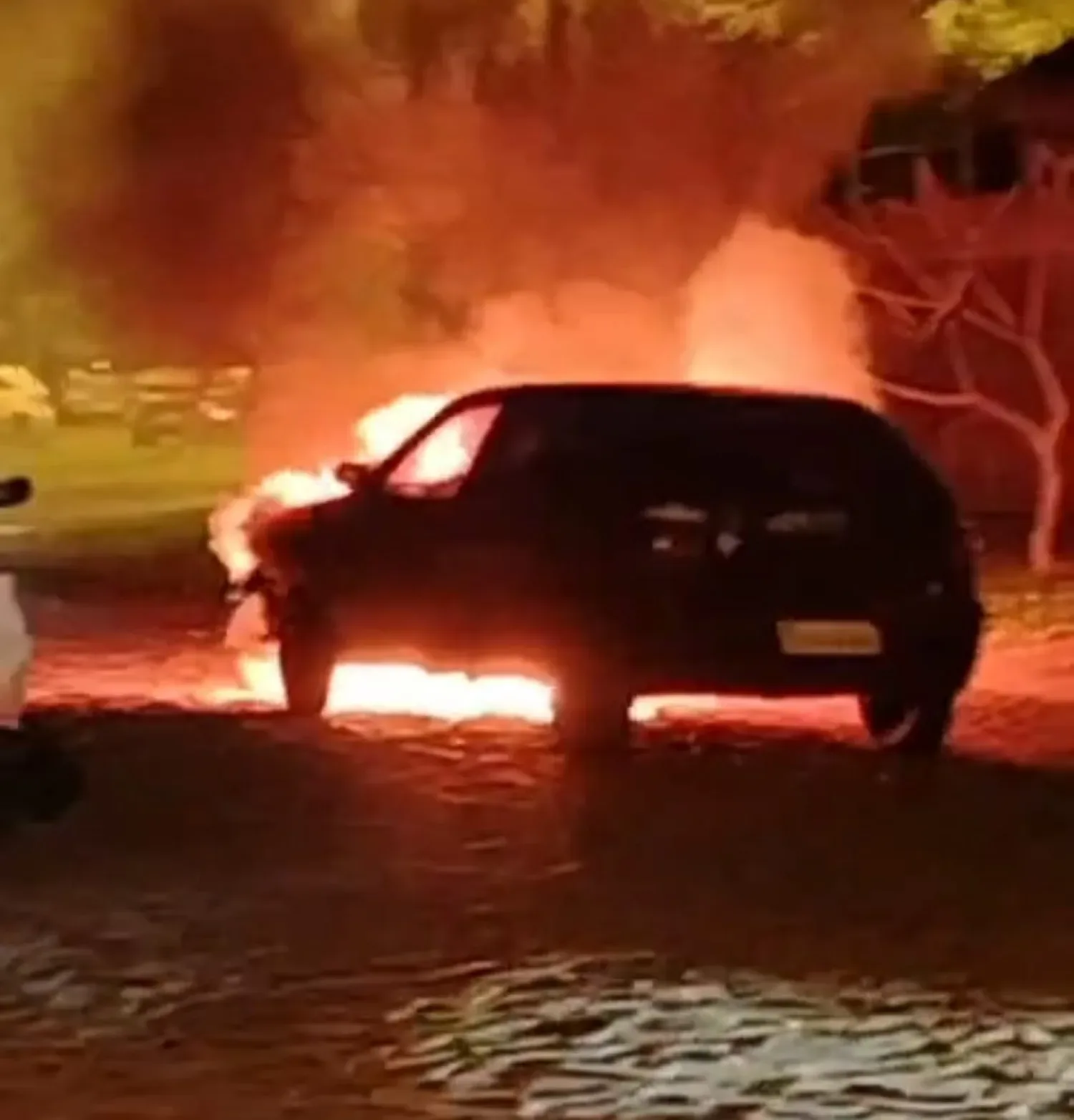 Un automóvil con chapa brasileña se incendia en la vía pública de Pedro Juan Caballero
