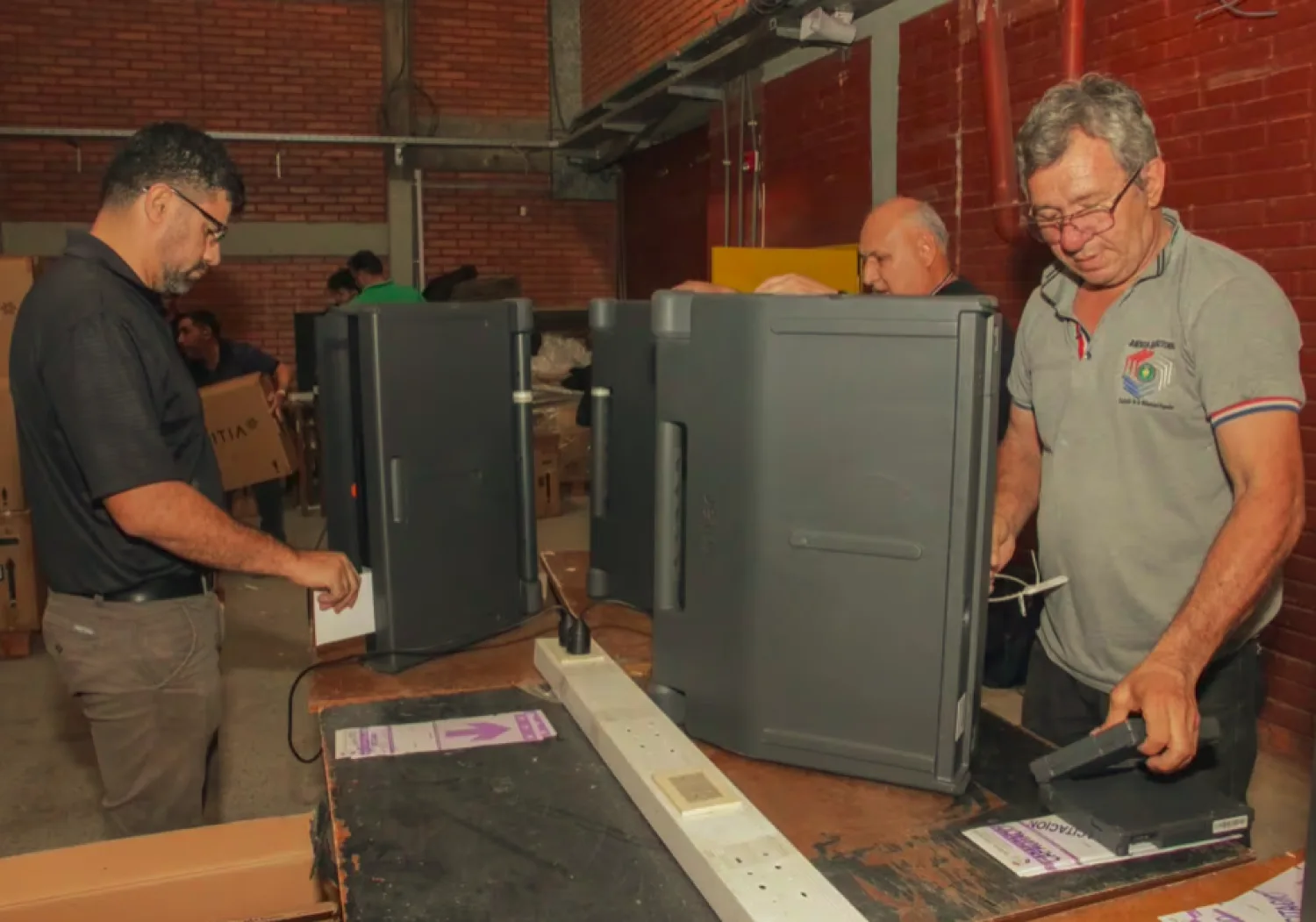 TSJE prueba las máquinas para las municipales