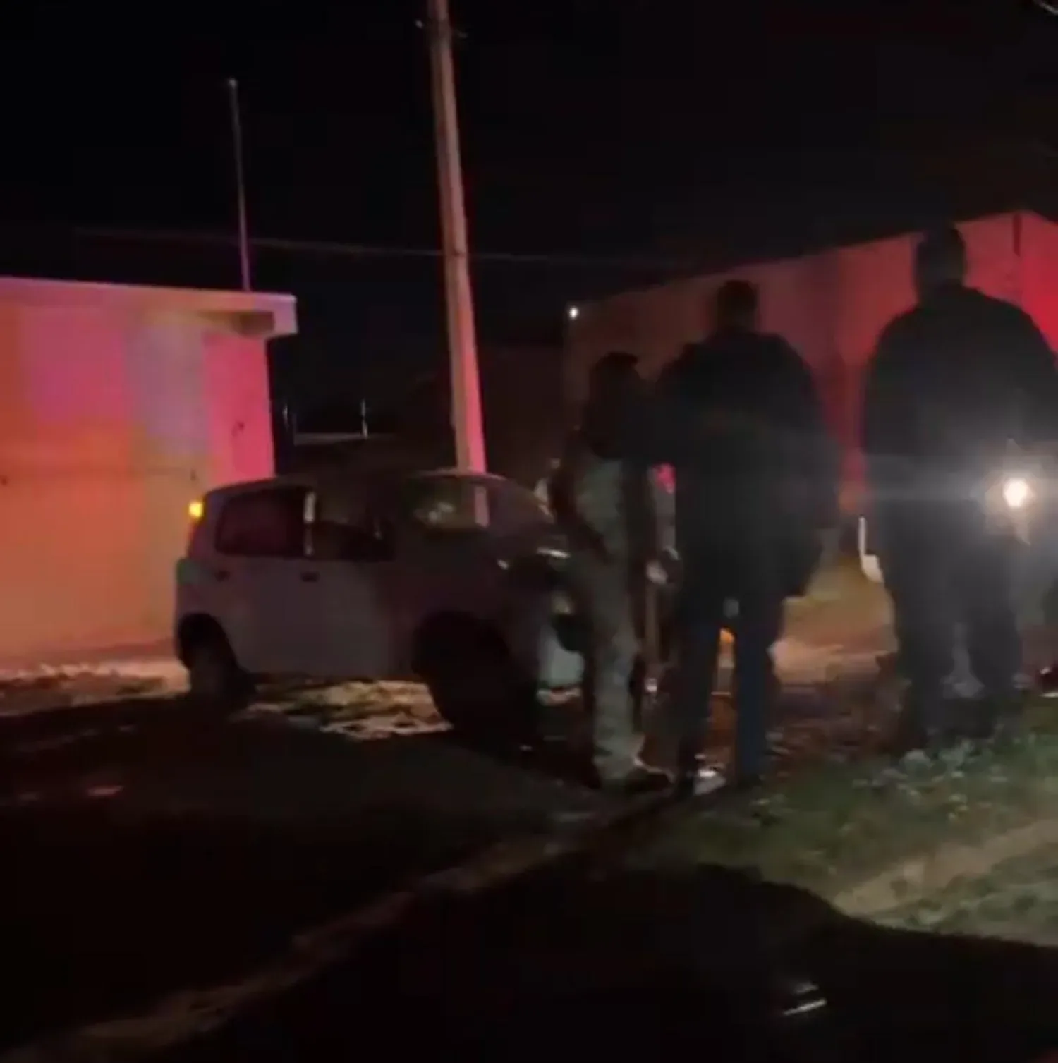 Un automóvil choca contra una columna tras una persecución policial en Capitán Bado