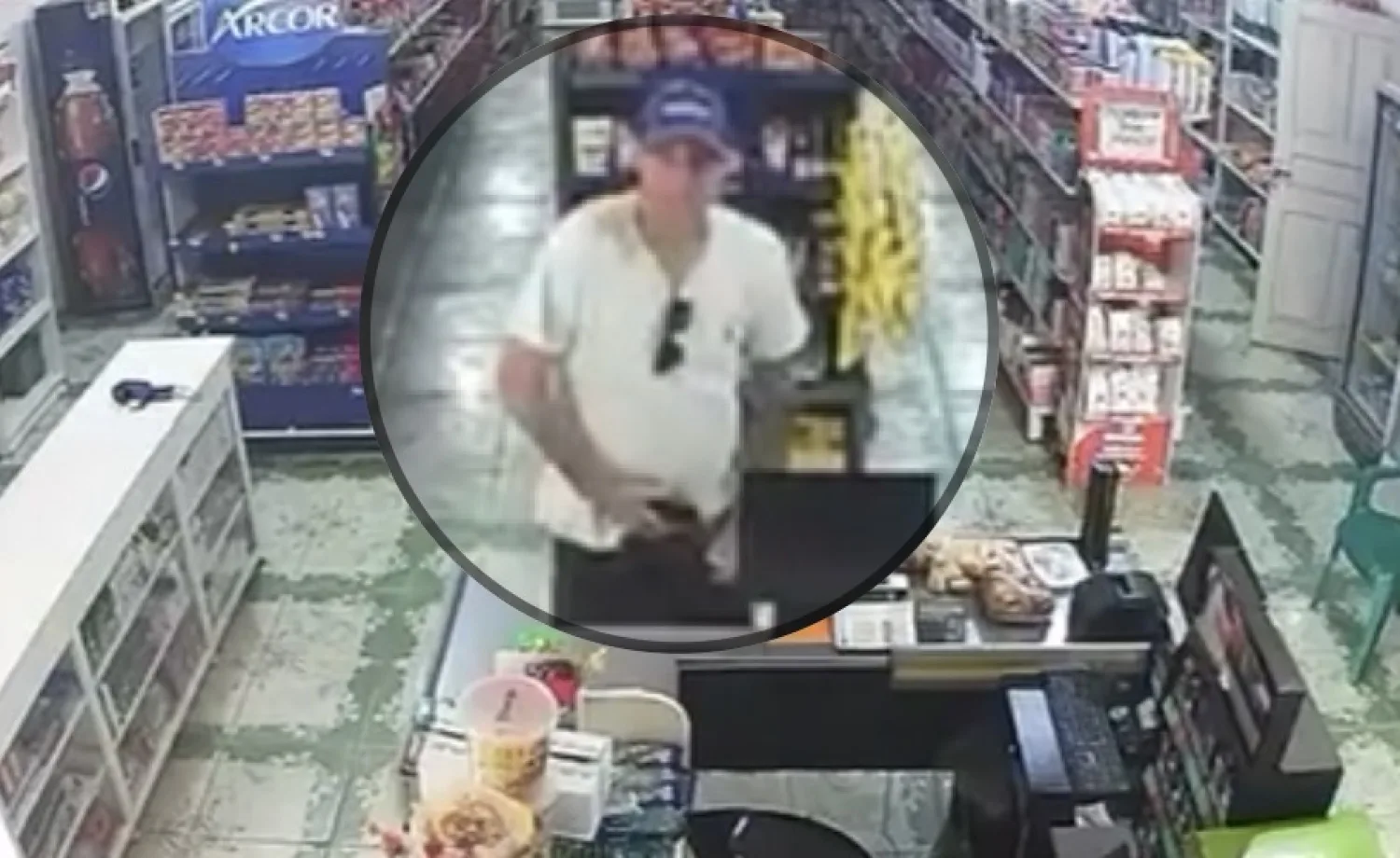 Graban a un sujeto hurtando un celular de alta gama de un comercio en Pedro Juan Caballero