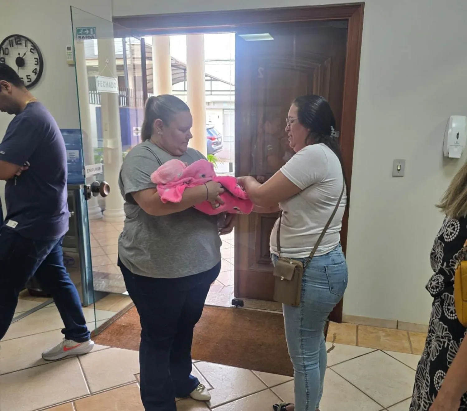 Presumen que la bebé rescatada en PJC fue entregada por deudas entre facciones criminales