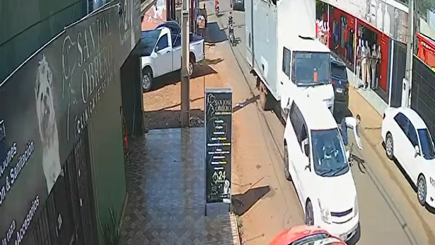 Camión pierde el control, atropella a un motociclista y choca contra un automóvil en PJC