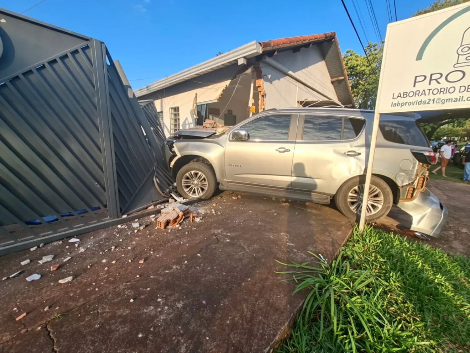 Una camioneta choca contra una casa en Capitán Bado