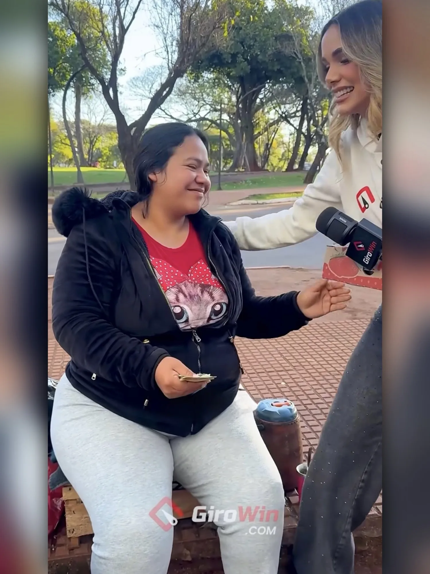 Girowin sorprende a una pareja de fruteros que esperaba su ayuda: en pocas semanas llega su bebé