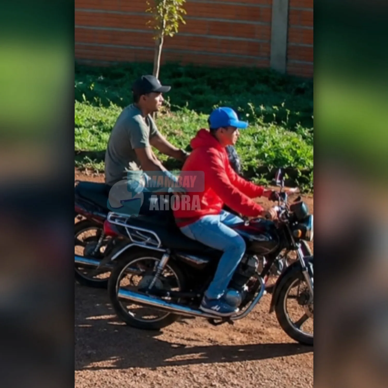 Dos jóvenes en moto hurtaron biciclo