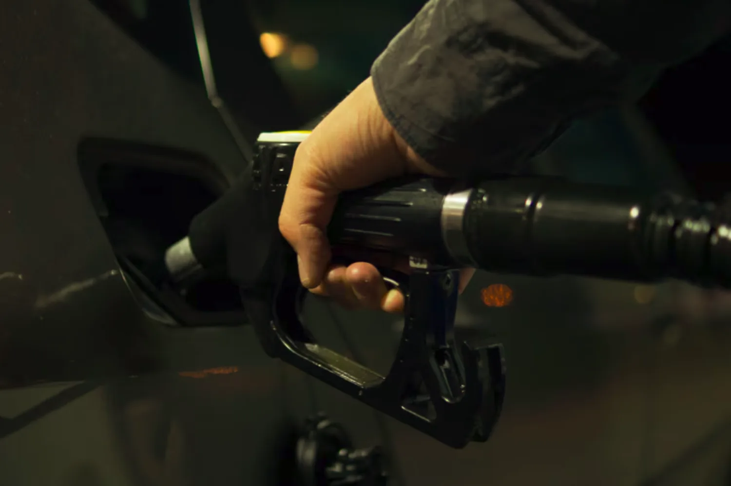 Caen los precios del petróleo a la espera de guerra económica de Trump contra Irán