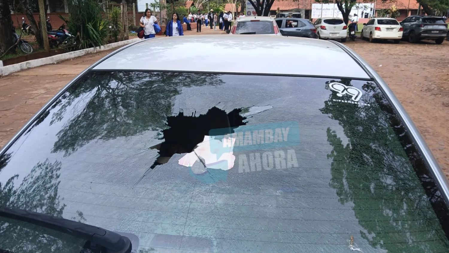 Alumnos rompen el parabrisas del auto de una docente en un colegio