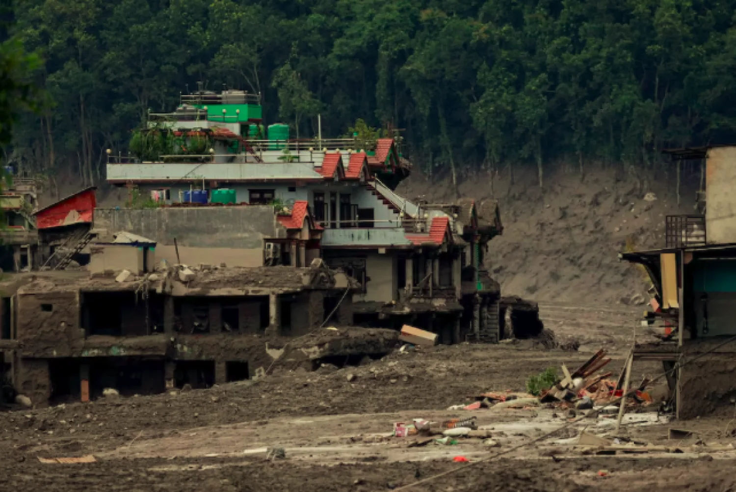 Nepal elevó a 165 los muertos y a 826 los desaparecidos por las inundaciones tras el colapso de un glaciar en la frontera con China