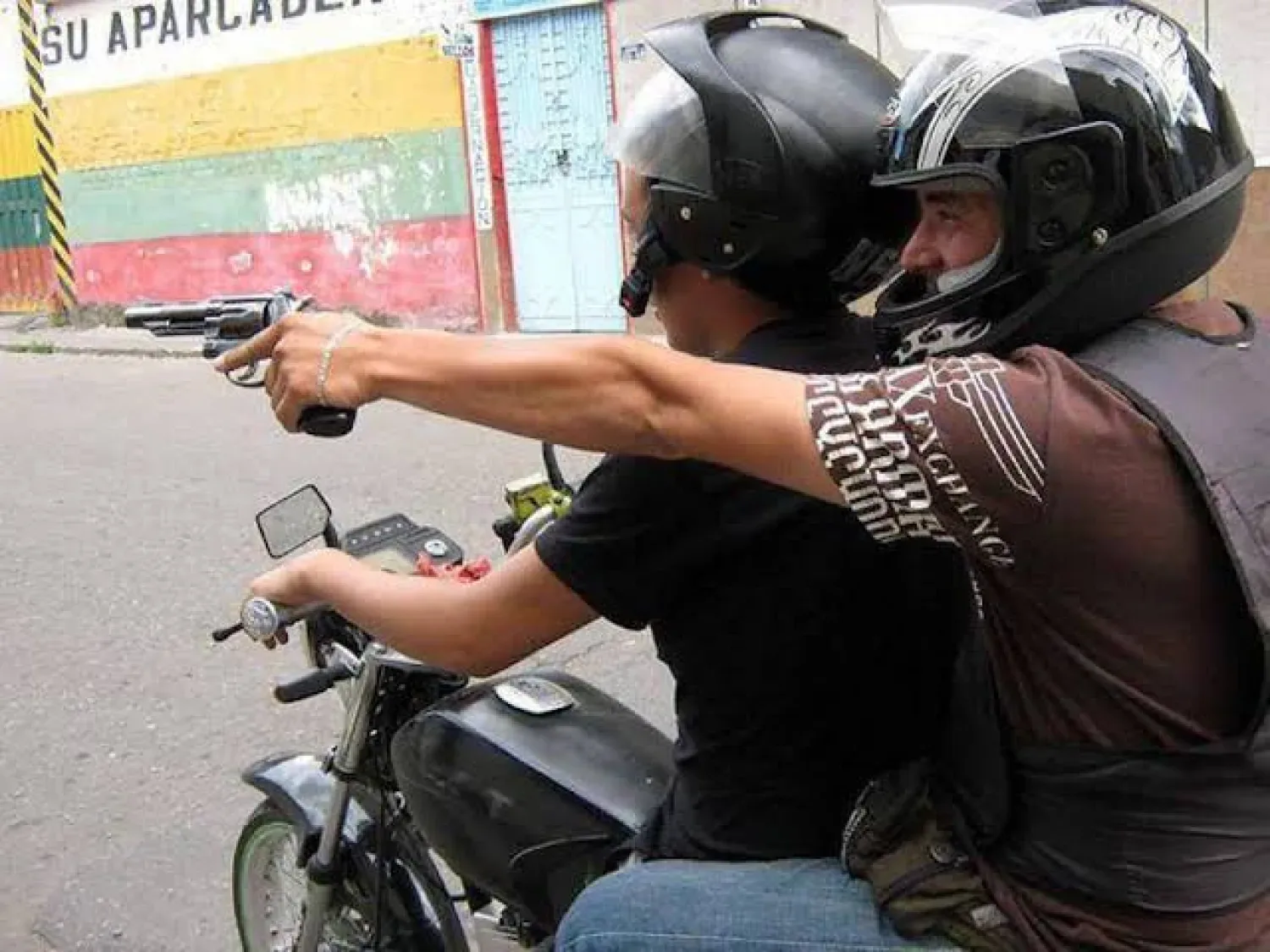 Asaltantes armados robaron una motocicleta a una joven