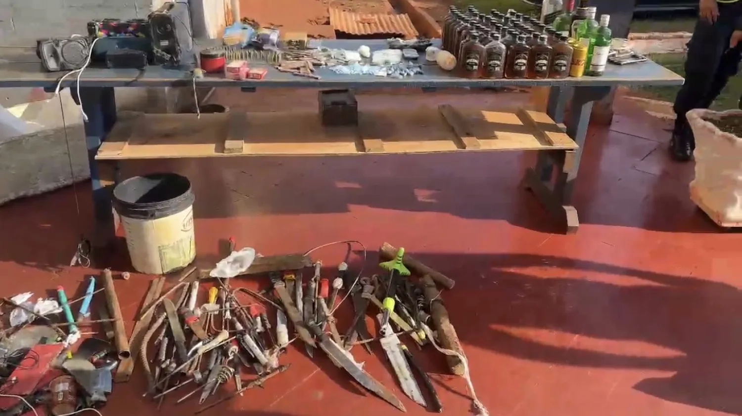 Incautan drogas, bebidas y armas caseras tras requisa en la cárcel de Pedro Juan Caballero