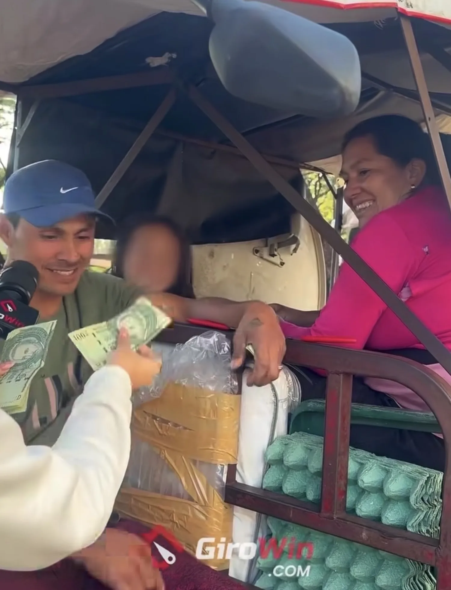 Recolectores reciben una ayuda de Girowin y ya saben en qué invertirla: su motocarro de trabajo