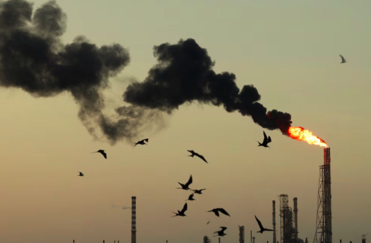 El precio del petróleo superó los 100 dólares ante la escalada de ataques entre EEUU e Irán en el estrecho de Ormuz