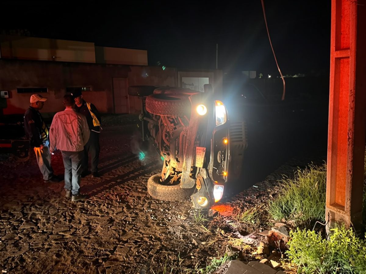 Una camioneta vuelca tras impactar contra una columna de la ANDE