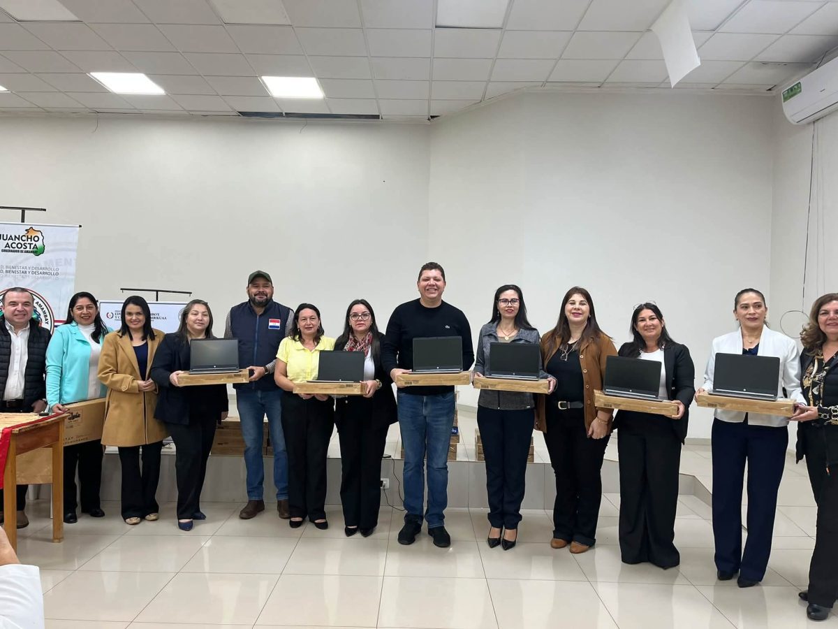 Gobernador entregó 52 computadoras portátiles a instituciones educativas de Amambay