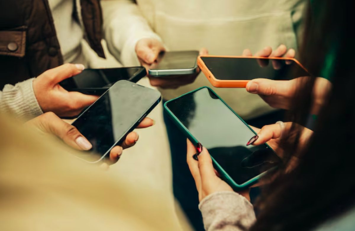 Prohibición de uso de celulares hoy queda sancionada en su versión que incluye a docentes