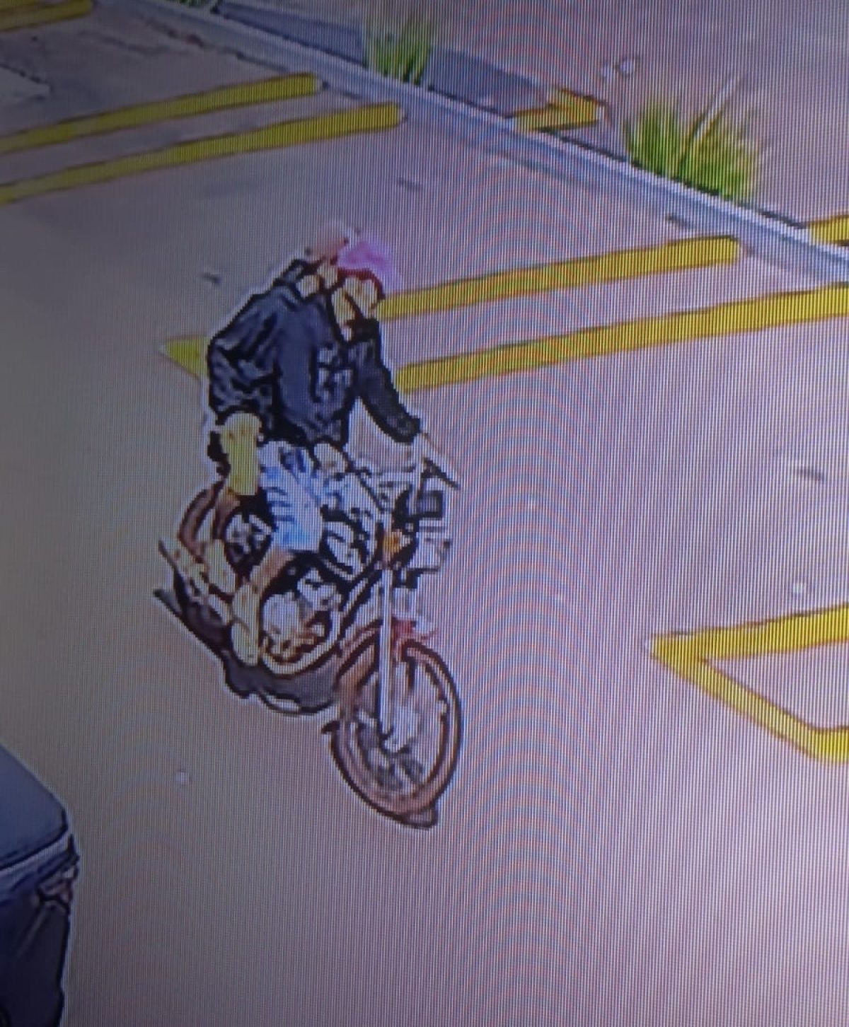 Hurtan la motocicleta de una funcionaria de un supermercado