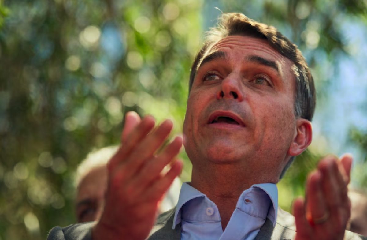 Flávio Bolsonaro detalló su plan de reforma constitucional en Brasil: busca limitar al Poder Judicial y eliminar la reelección