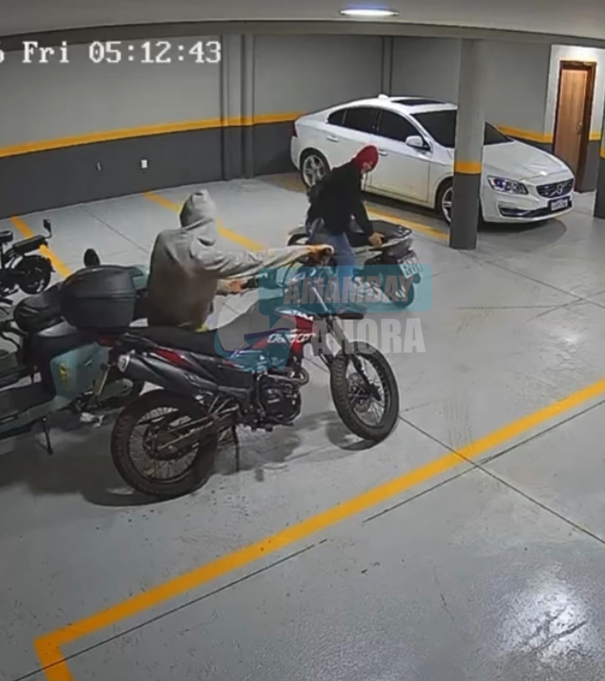 Hurtan motocicleta del estacionamiento de un edificio en Pedro Juan Caballero