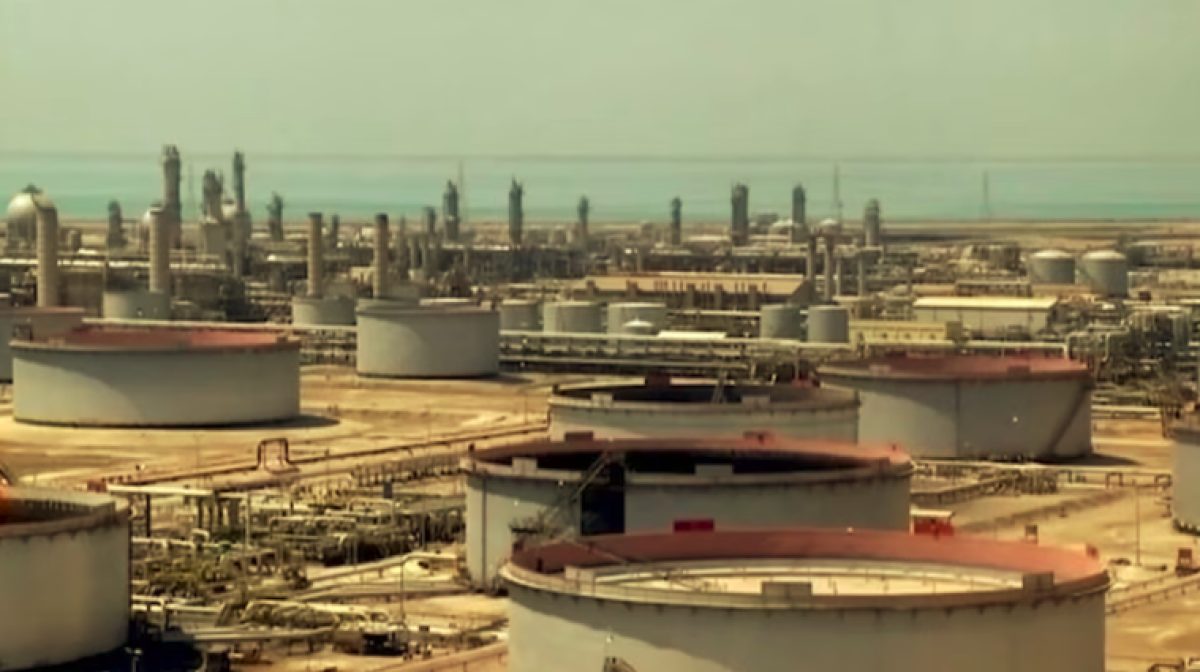 Los hutíes volvieron a atacar instalaciones de la mayor petrolera del mundo en Arabia Saudita y el aeropuerto de Riad