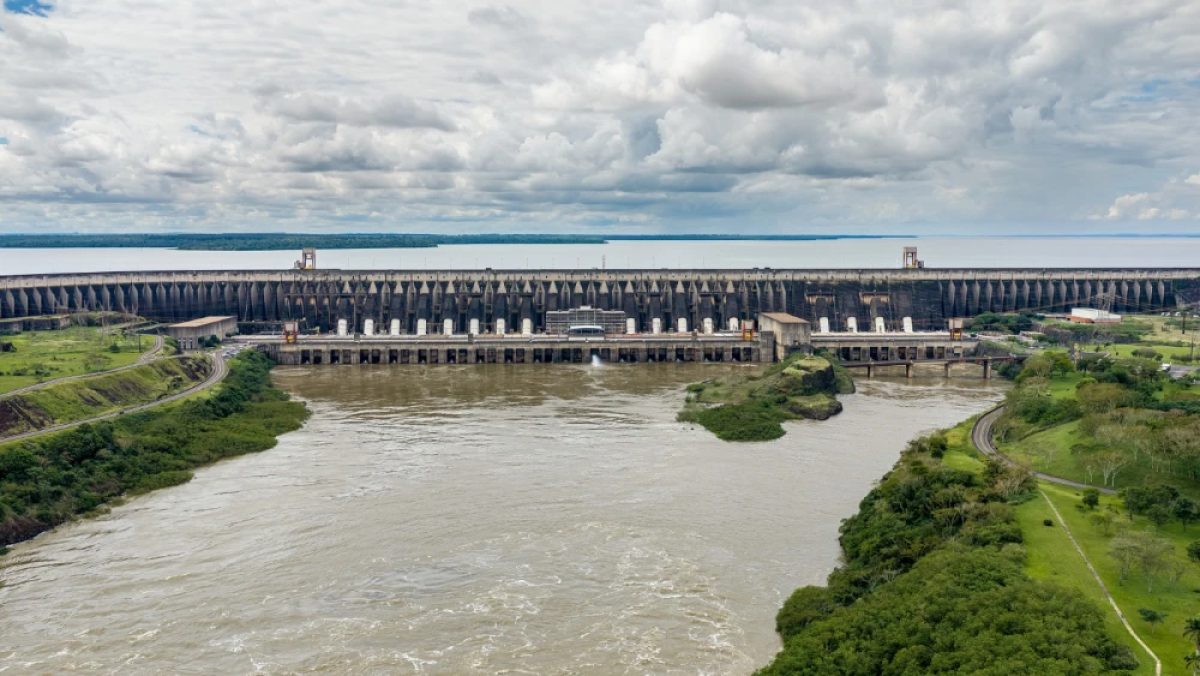 Itaipú cierra el vertedero tras 26 días y busca contener la crecida del Paraná