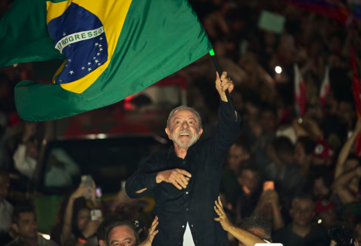 Lula da Silva ganó un histórico balotaje a Flávio Bolsonaro y asumirá un cuarto mandato en Brasil